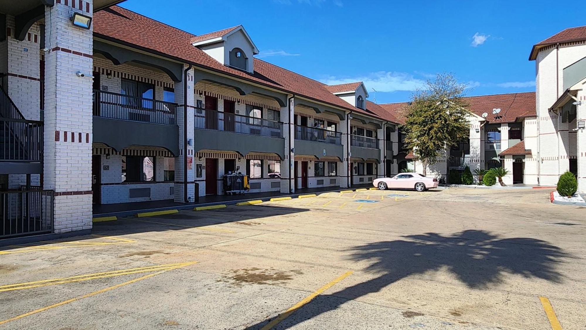 Scottish Inn & Suites Sam Houston Parkway Exterior foto